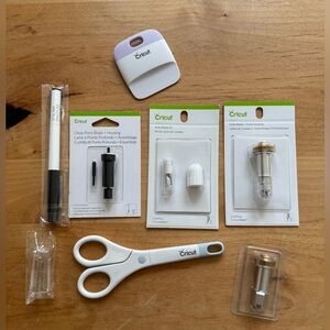 Cricut Crafting Tool Set - White and Black